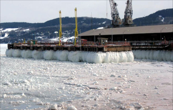 Protéger des dommages de la glace les bateaux et structures de quai